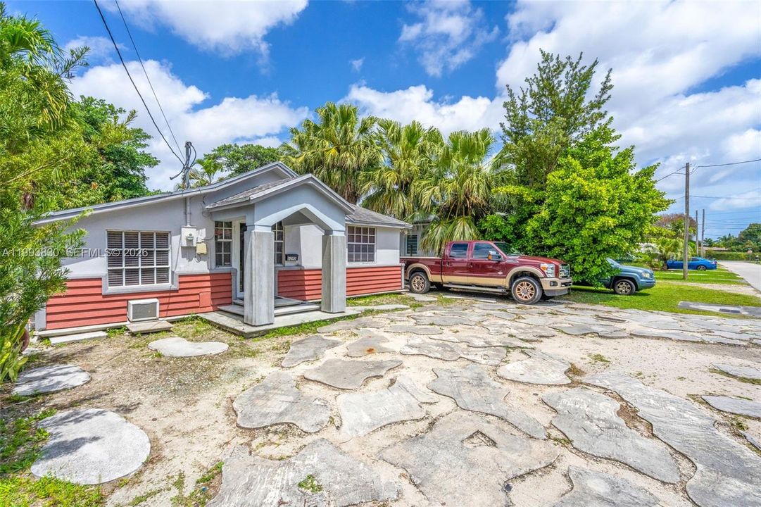 For Rent: $1,600 (1 beds, 1 baths, 1118 Square Feet)