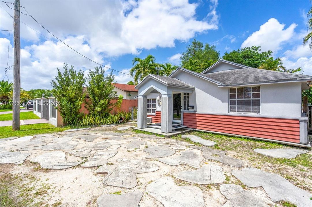 For Rent: $1,600 (1 beds, 1 baths, 1118 Square Feet)