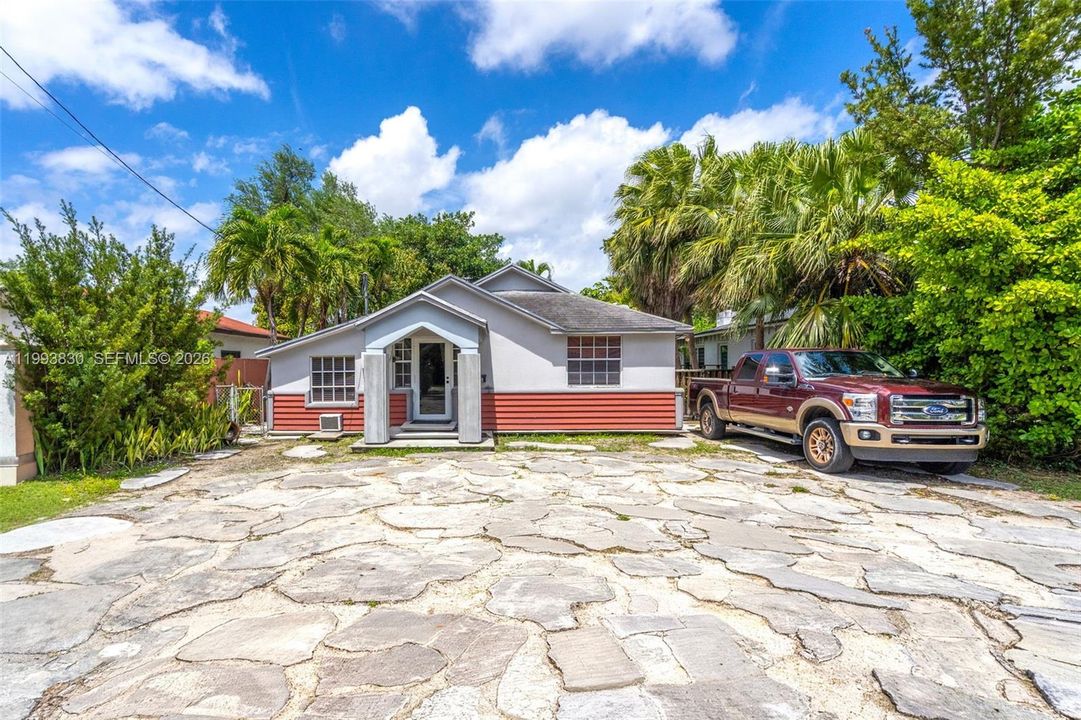 For Rent: $1,600 (1 beds, 1 baths, 1118 Square Feet)