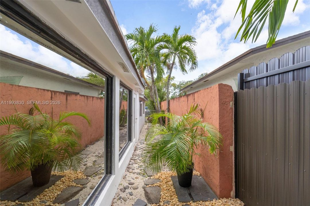 For Rent: $1,600 (1 beds, 1 baths, 1118 Square Feet)