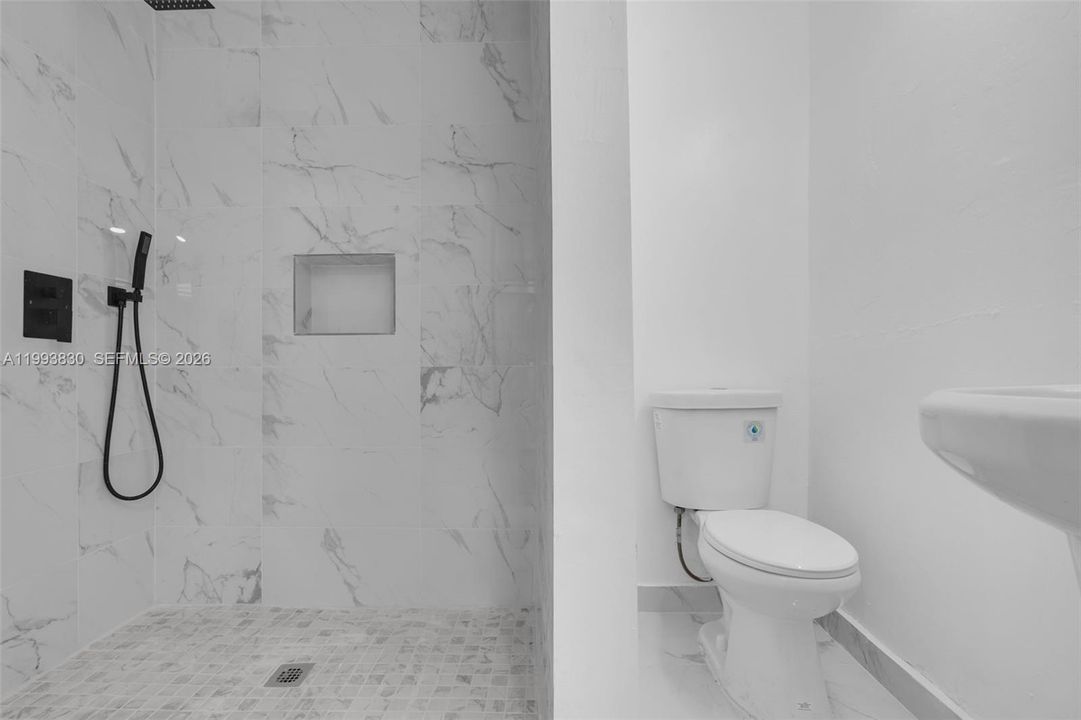 For Rent: $1,600 (1 beds, 1 baths, 1118 Square Feet)