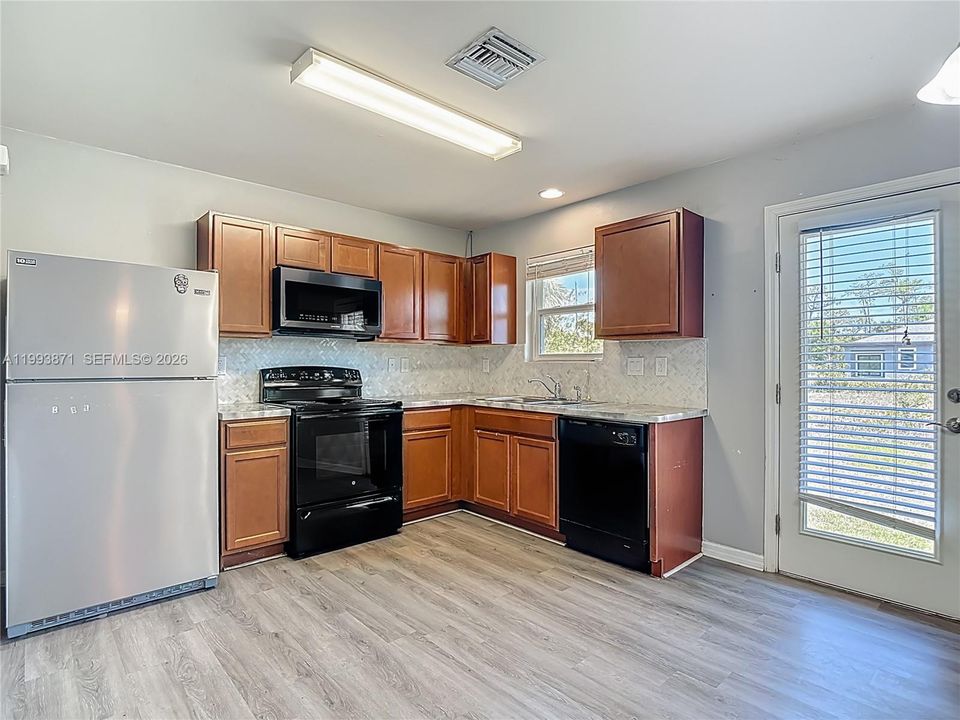 Vendido Recientemente: $225,000 (3 camas, 2 baños, 1464 Pies cuadrados)