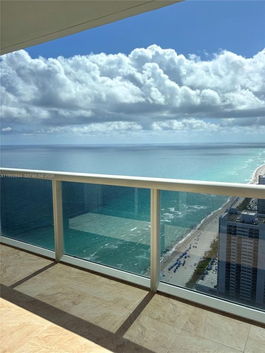 For Sale: $549,000 (1 beds, 1 baths, 811 Square Feet)