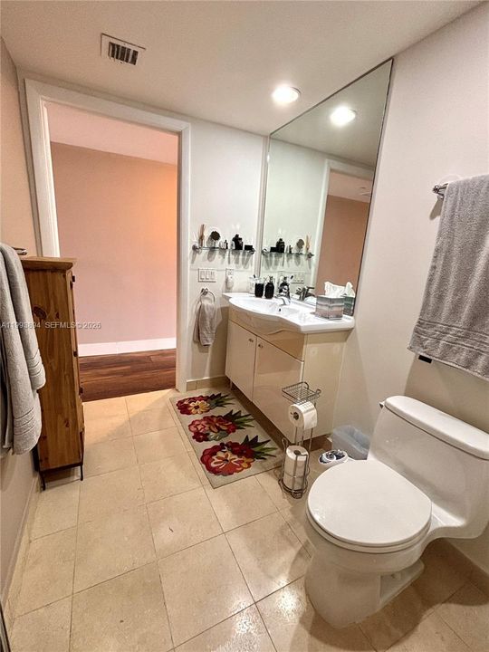 For Sale: $549,000 (1 beds, 1 baths, 811 Square Feet)