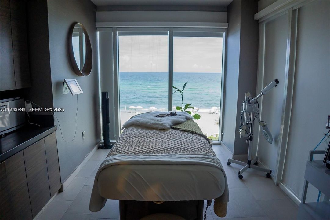 For Sale: $549,000 (1 beds, 1 baths, 811 Square Feet)