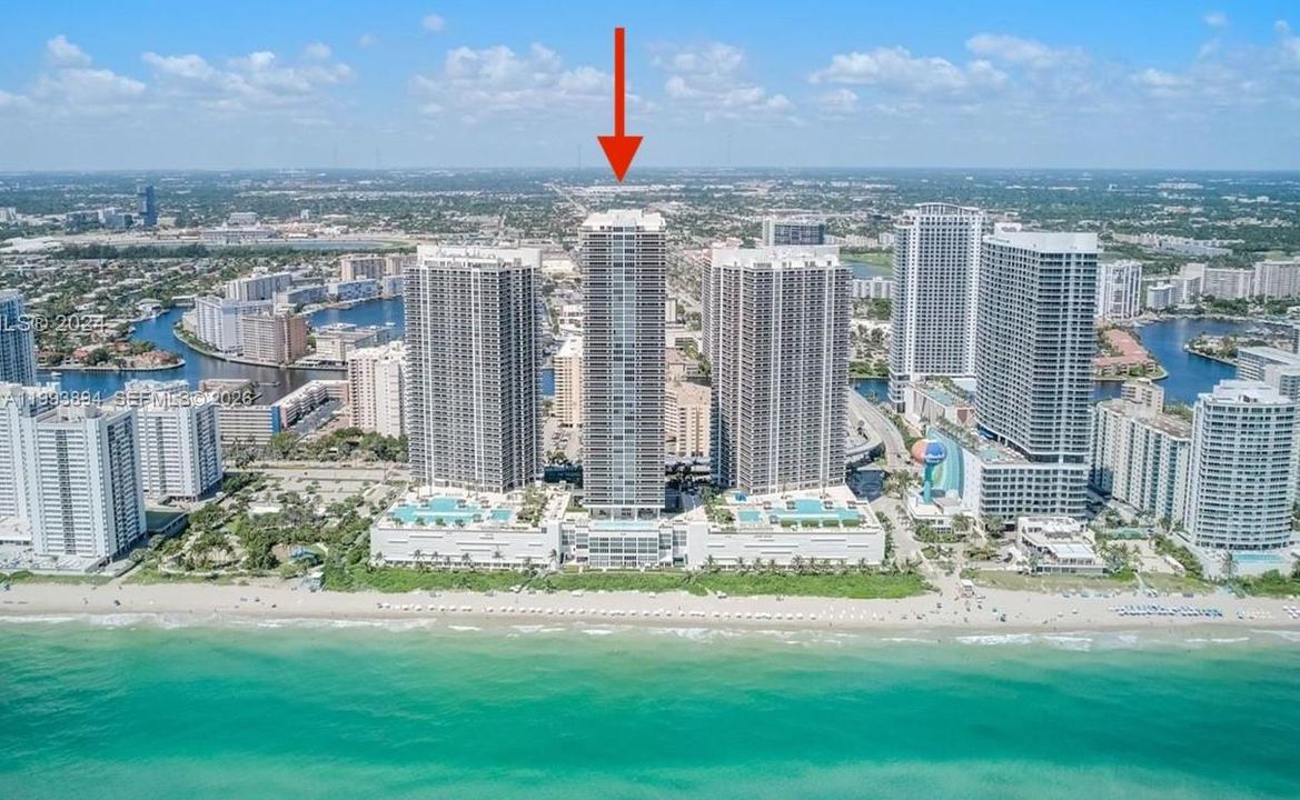 For Sale: $549,000 (1 beds, 1 baths, 811 Square Feet)