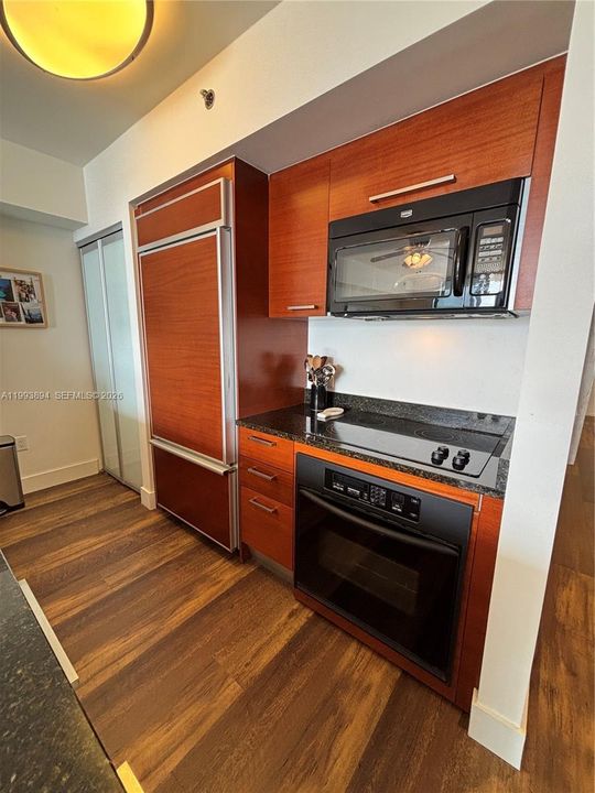 For Sale: $549,000 (1 beds, 1 baths, 811 Square Feet)