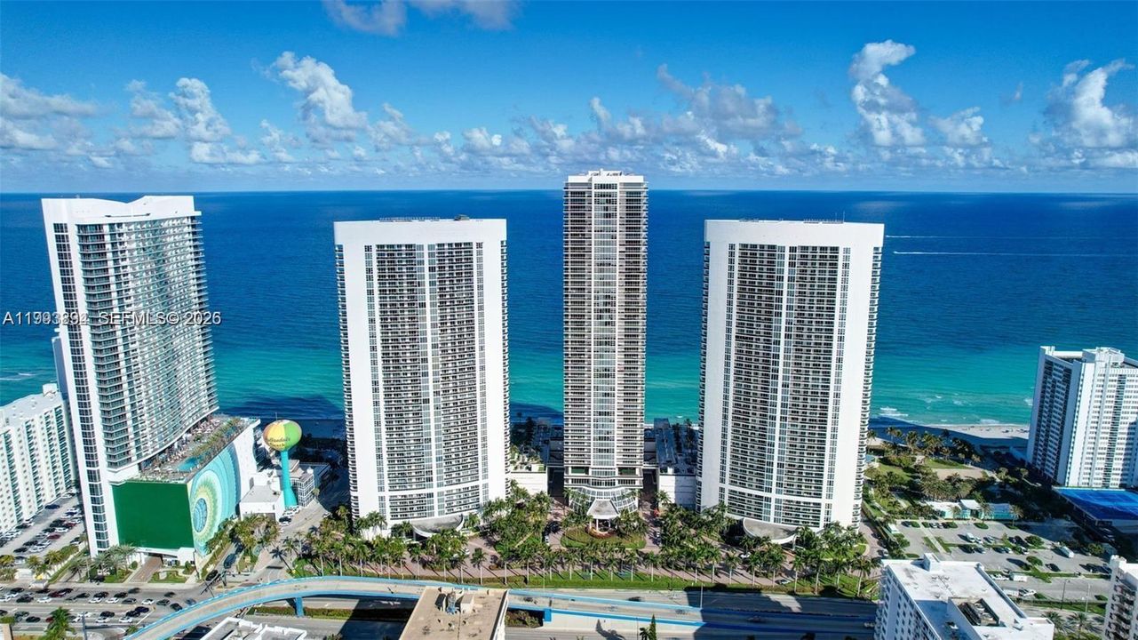 For Sale: $549,000 (1 beds, 1 baths, 811 Square Feet)