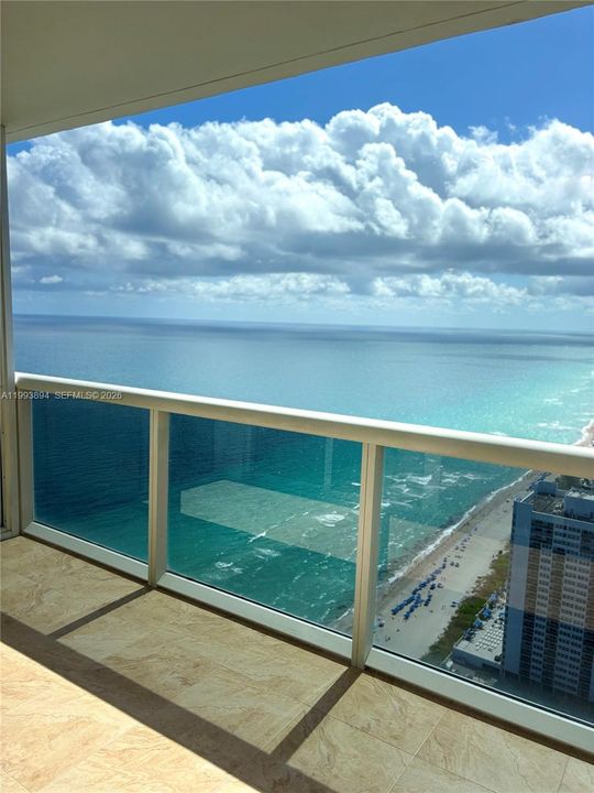 For Sale: $549,000 (1 beds, 1 baths, 811 Square Feet)