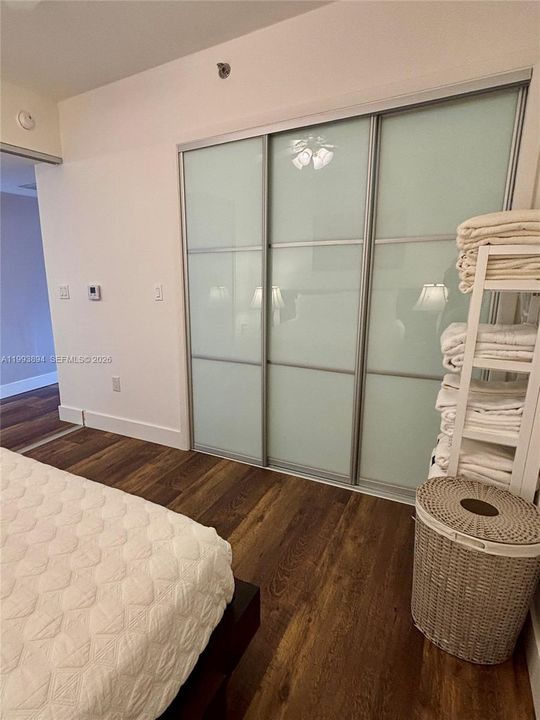 For Sale: $549,000 (1 beds, 1 baths, 811 Square Feet)