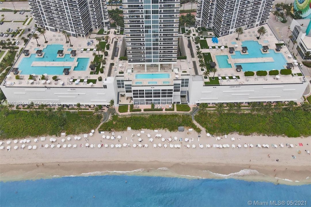 For Sale: $549,000 (1 beds, 1 baths, 811 Square Feet)