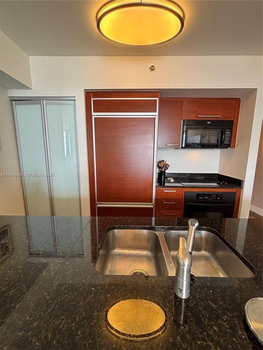 For Sale: $549,000 (1 beds, 1 baths, 811 Square Feet)