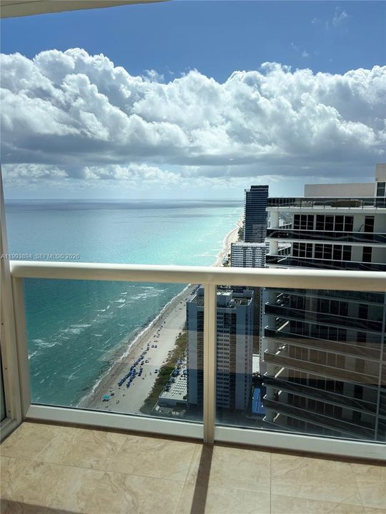 For Sale: $549,000 (1 beds, 1 baths, 811 Square Feet)