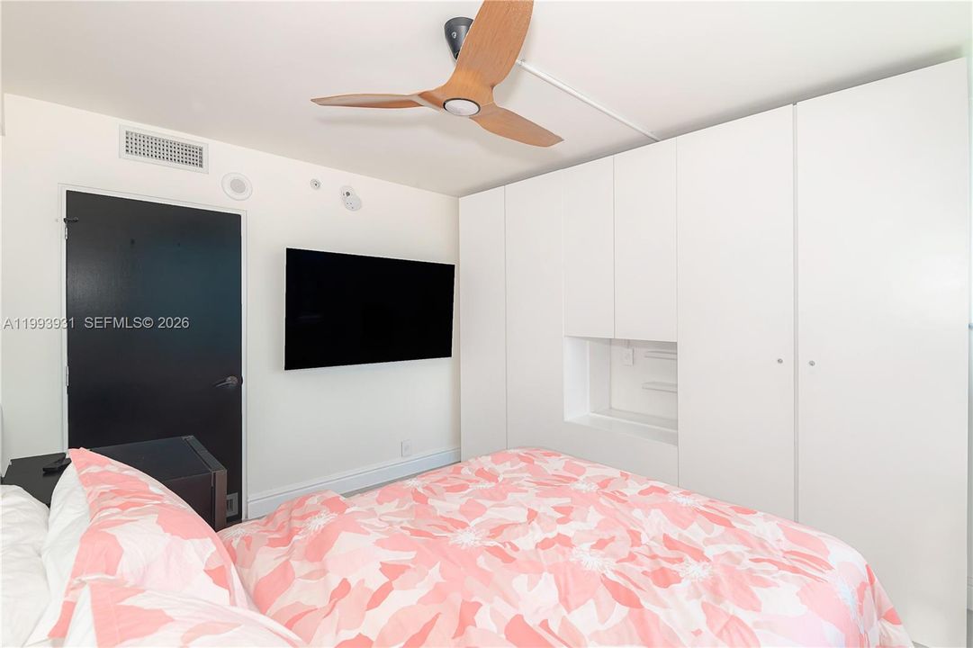 For Sale: $449,000 (1 beds, 1 baths, 610 Square Feet)