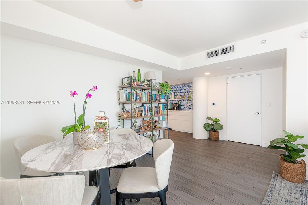 For Sale: $449,000 (1 beds, 1 baths, 610 Square Feet)