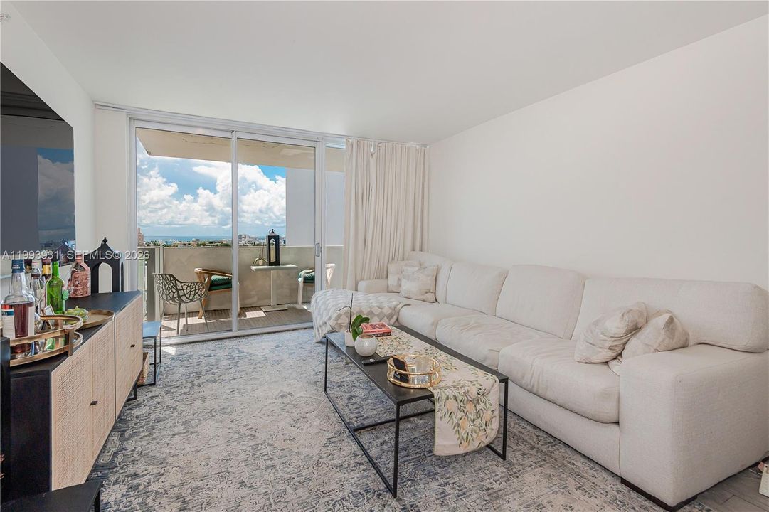 For Sale: $449,000 (1 beds, 1 baths, 610 Square Feet)