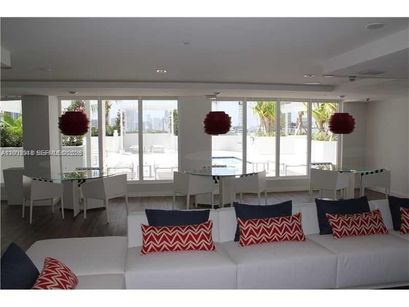 На продажу: $394,000 (1 спален, 1 ванн, 640 Квадратных фут)