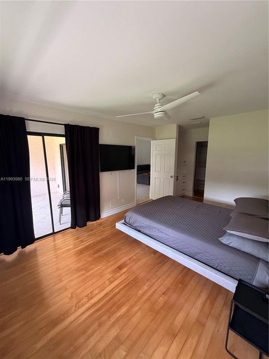 For Sale: $319,999 (2 beds, 2 baths, 938 Square Feet)