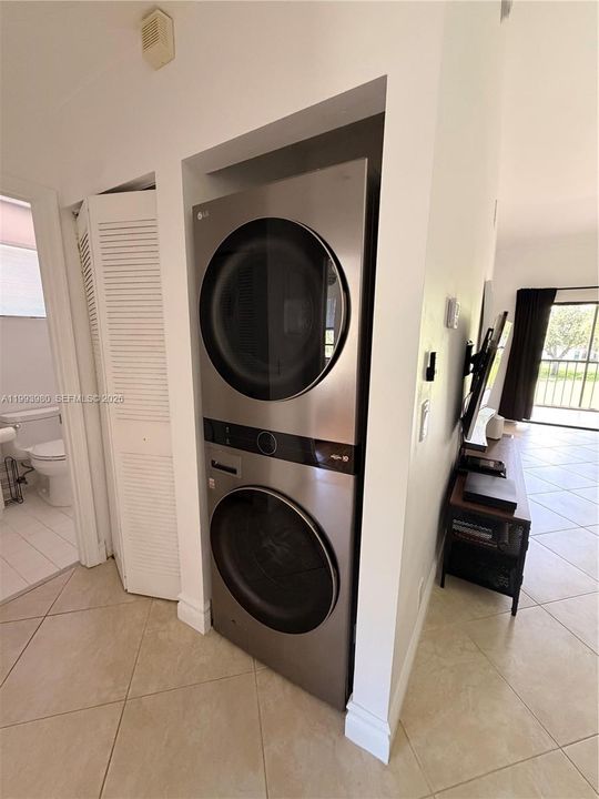 For Sale: $319,999 (2 beds, 2 baths, 938 Square Feet)