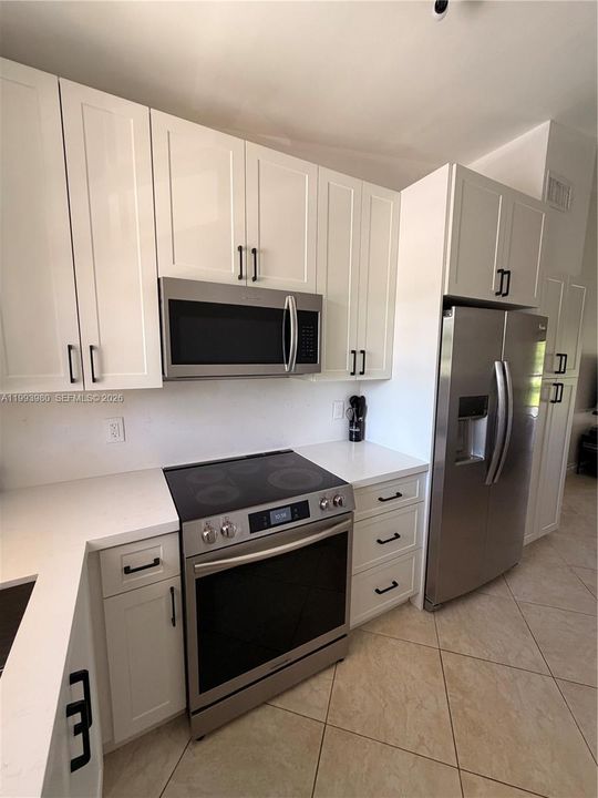 For Sale: $319,999 (2 beds, 2 baths, 938 Square Feet)