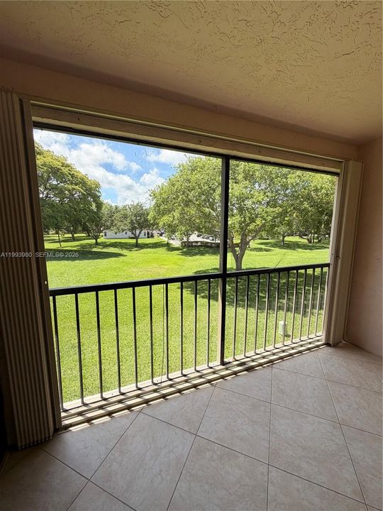 For Sale: $319,999 (2 beds, 2 baths, 938 Square Feet)