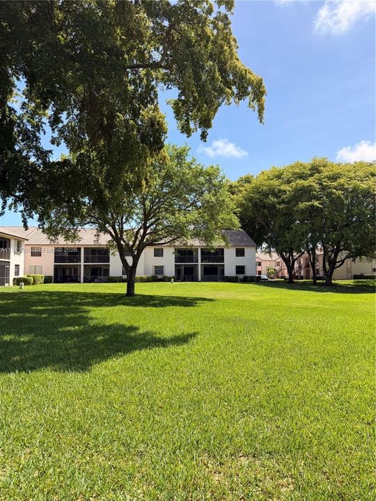 For Sale: $319,999 (2 beds, 2 baths, 938 Square Feet)