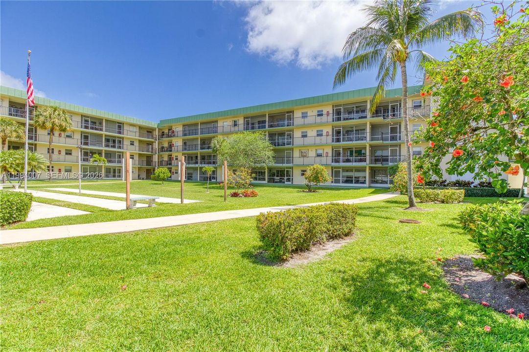 Active With Contract: $104,900 (1 beds, 1 baths, 800 Square Feet)