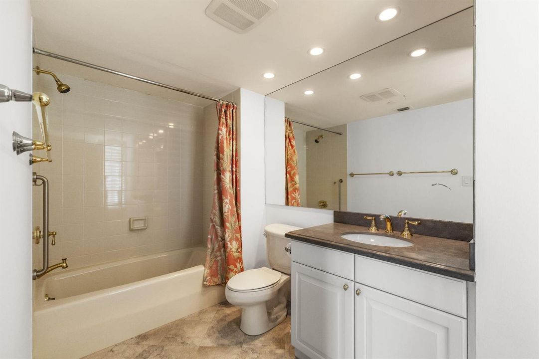 En Suite Bath - Guest Bedroom 2