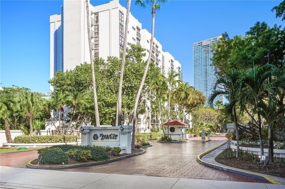 For Sale: $350,000 (2 beds, 2 baths, 1031 Square Feet)
