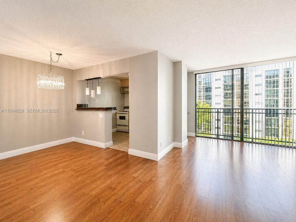 For Sale: $350,000 (2 beds, 2 baths, 1031 Square Feet)