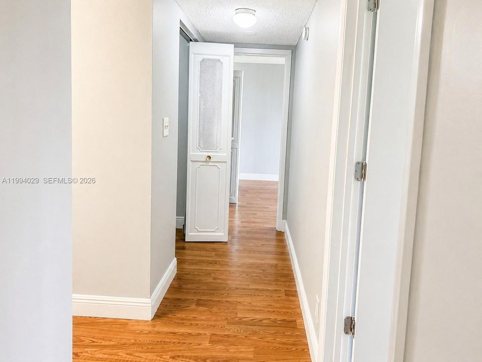 For Sale: $350,000 (2 beds, 2 baths, 1031 Square Feet)