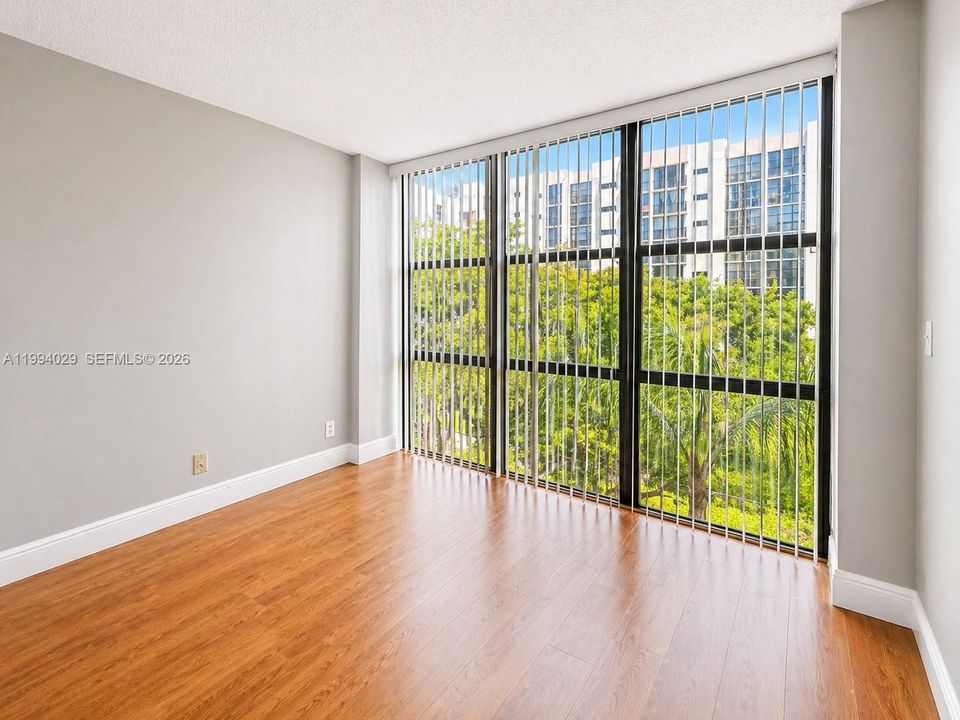 For Sale: $350,000 (2 beds, 2 baths, 1031 Square Feet)