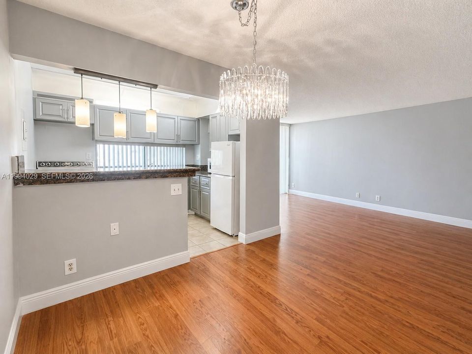 For Sale: $350,000 (2 beds, 2 baths, 1031 Square Feet)