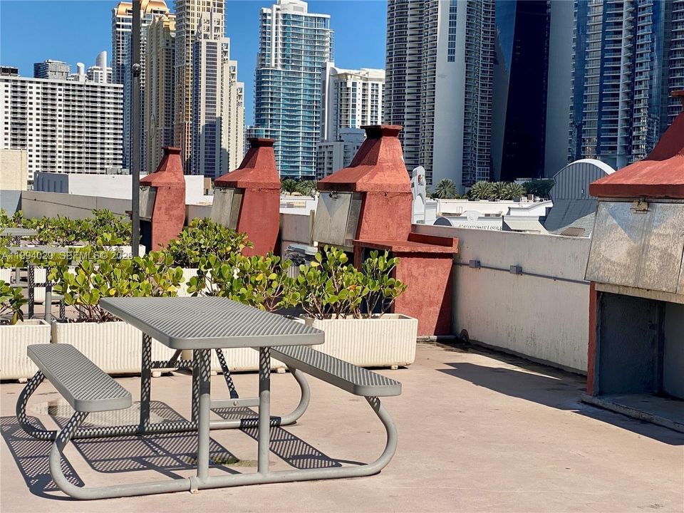 For Sale: $350,000 (2 beds, 2 baths, 1031 Square Feet)