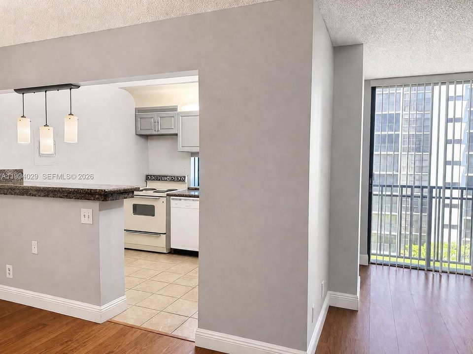 For Sale: $350,000 (2 beds, 2 baths, 1031 Square Feet)