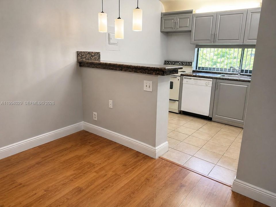 For Sale: $350,000 (2 beds, 2 baths, 1031 Square Feet)