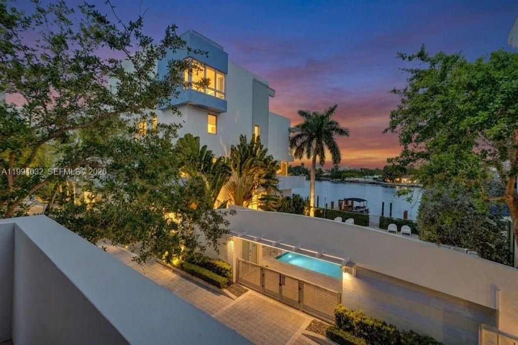 Balcony over looking pool & bay