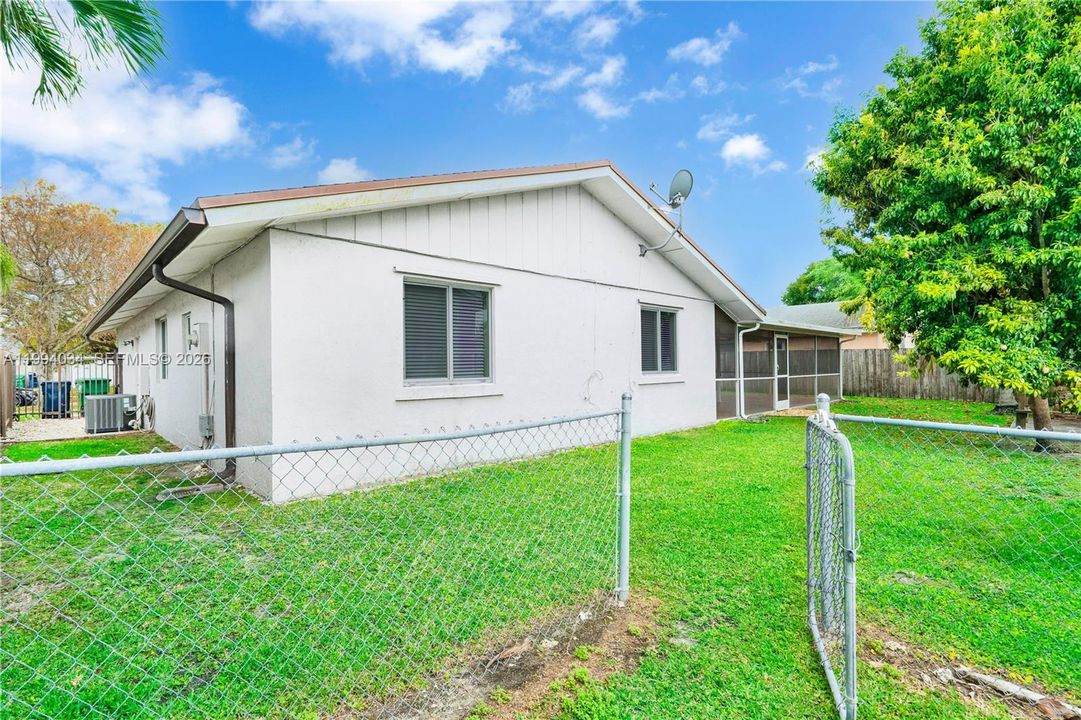 Active With Contract: $3,600 (3 beds, 2 baths, 1706 Square Feet)