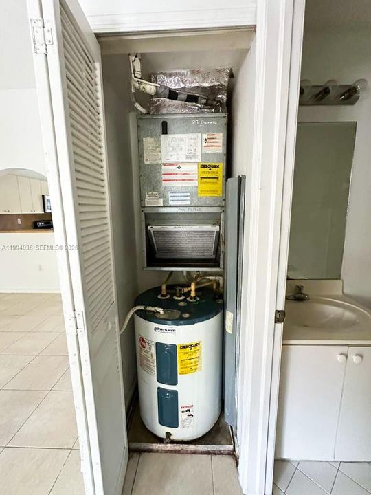 For Sale: $170,000 (2 beds, 2 baths, 815 Square Feet)