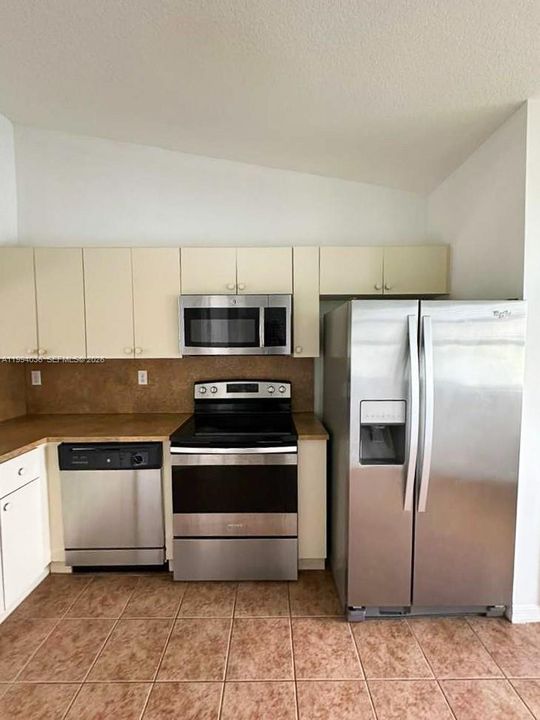 For Sale: $170,000 (2 beds, 2 baths, 815 Square Feet)