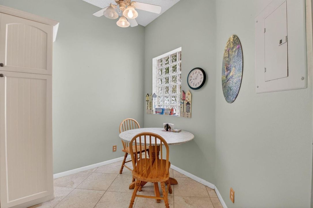 Eat in Area In Kitchen