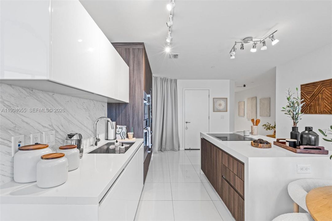 For Sale: $935,000 (1 beds, 2 baths, 1244 Square Feet)