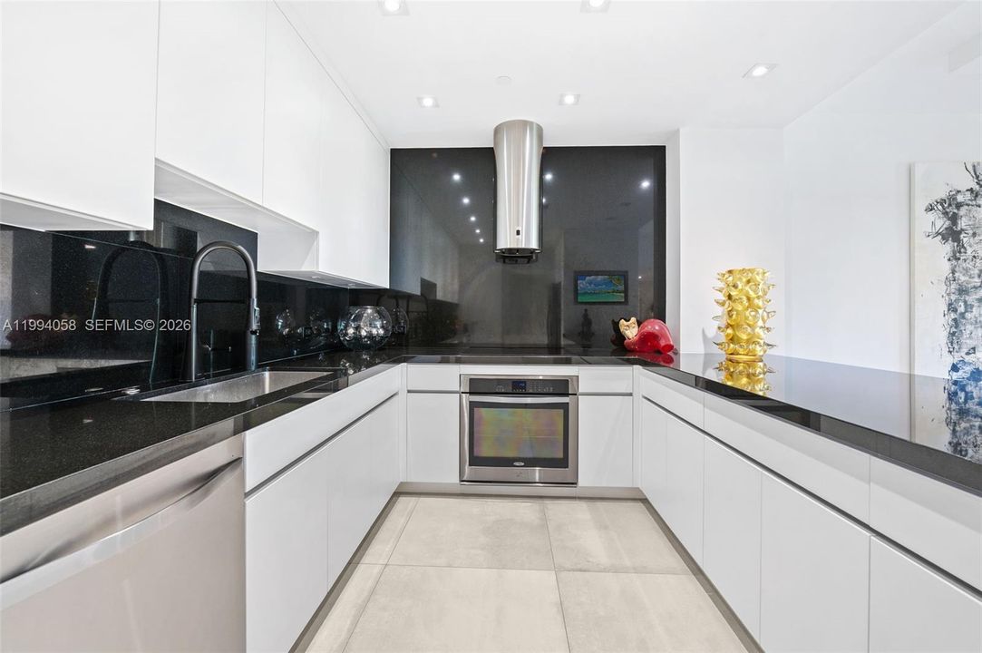 For Sale: $1,695,000 (2 beds, 2 baths, 1531 Square Feet)