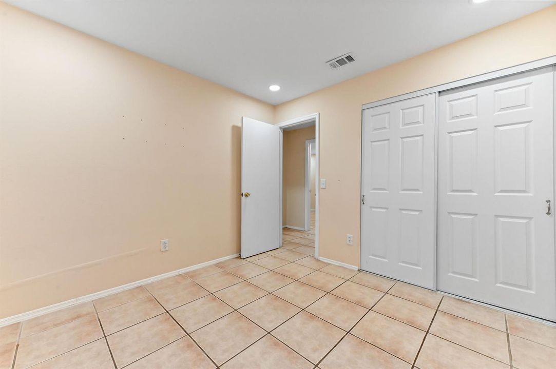 16 bedroom 02