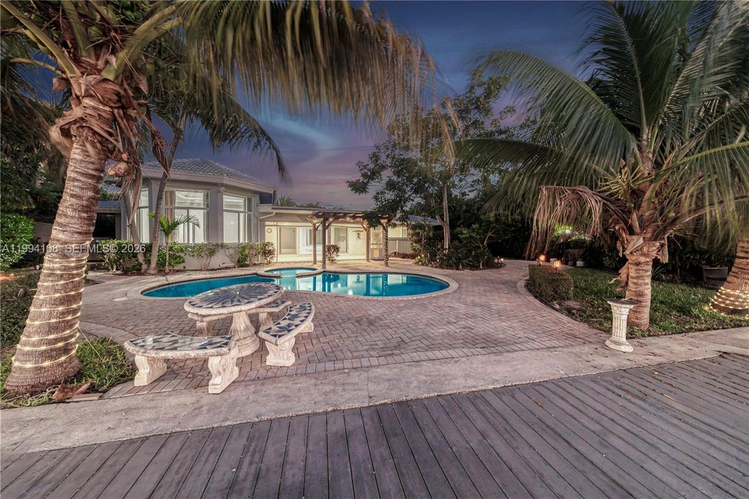 En Venta: $1,999,000 (4 camas, 3 baños, 2307 Pies cuadrados)
