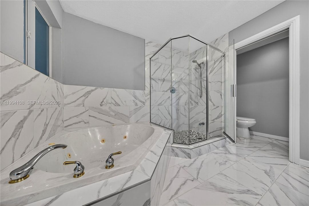 En Venta: $1,999,000 (4 camas, 3 baños, 2307 Pies cuadrados)
