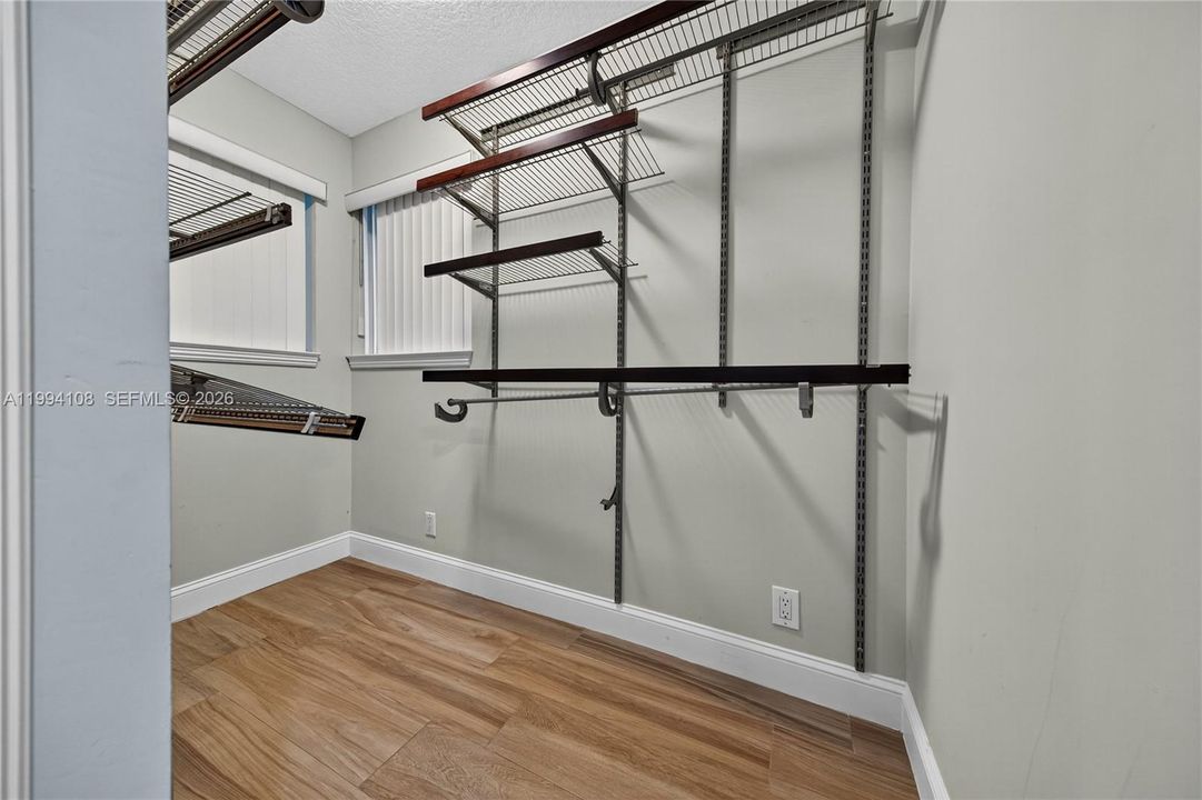 En Venta: $1,999,000 (4 camas, 3 baños, 2307 Pies cuadrados)