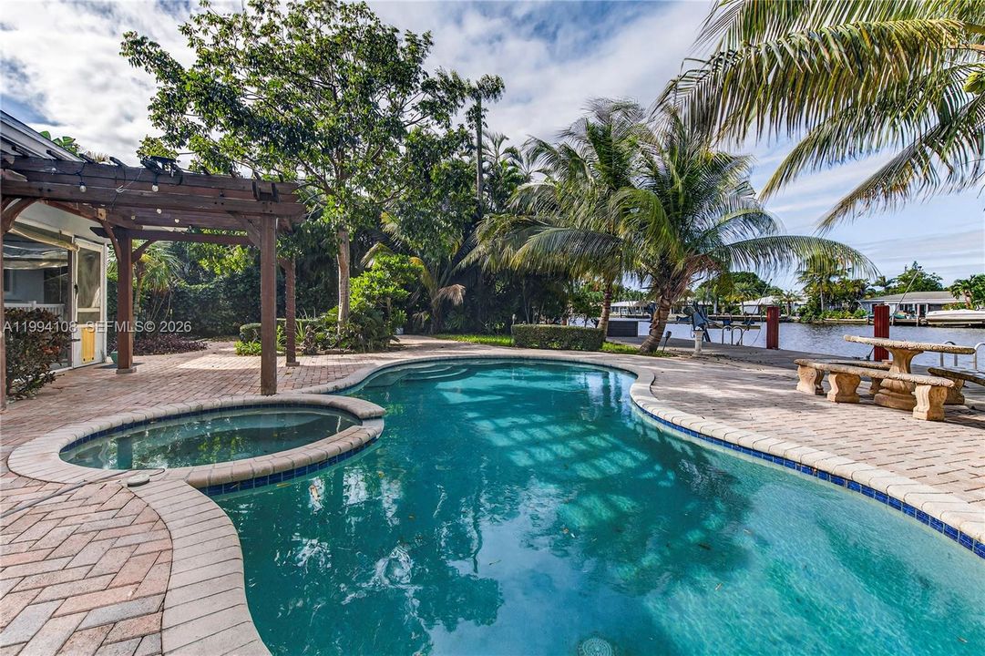 En Venta: $1,999,000 (4 camas, 3 baños, 2307 Pies cuadrados)