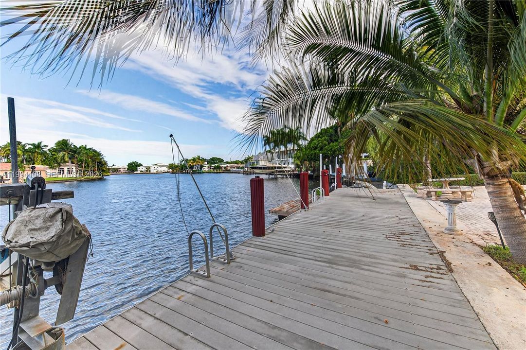 En Venta: $1,999,000 (4 camas, 3 baños, 2307 Pies cuadrados)