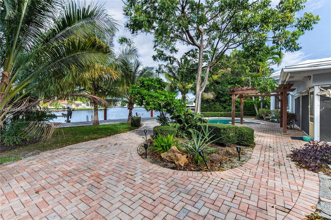 En Venta: $1,999,000 (4 camas, 3 baños, 2307 Pies cuadrados)